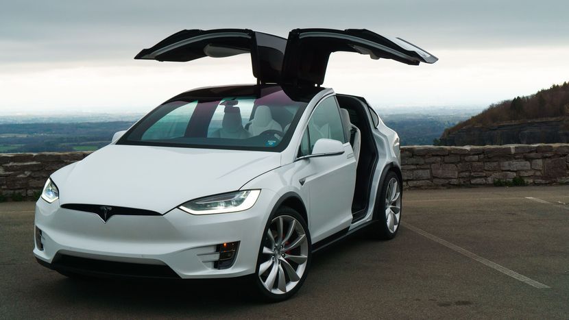 Tesla знизила вартість на Model X