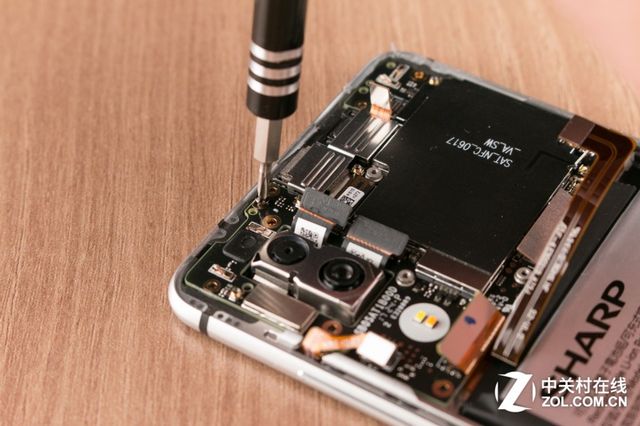 Усередині цікавіше: Sharp Aquos S2 потрапив до рук майстрів - фото 188793