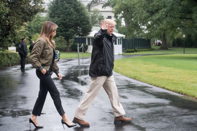 Меланія Трамп прилетіла в зону стихійного лиха на шпильках - фото 192169