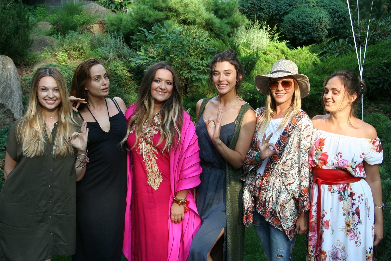 Українська співачка випадково оголила груди на концерті (18+)