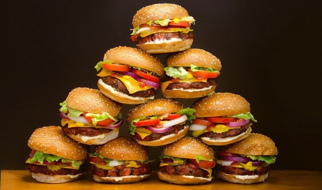 Названі продукти, які негативно впливають на шкіру - фото 188757