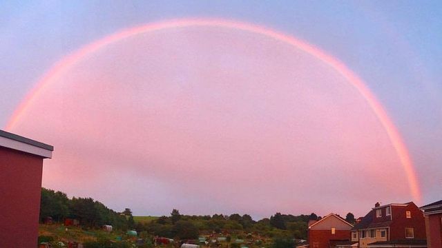 Британців вразила незвичайна веселка в небі: дивовижні фото - фото 187286