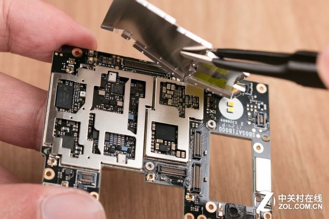 Усередині цікавіше: Sharp Aquos S2 потрапив до рук майстрів - фото 188796