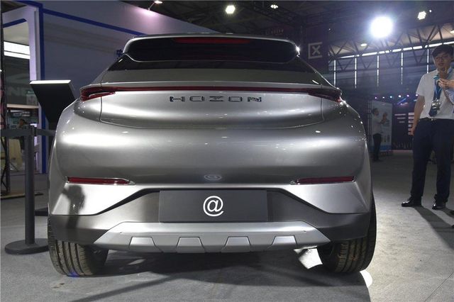 У Китаї показали свій варіант Tesla Model X - фото 186680