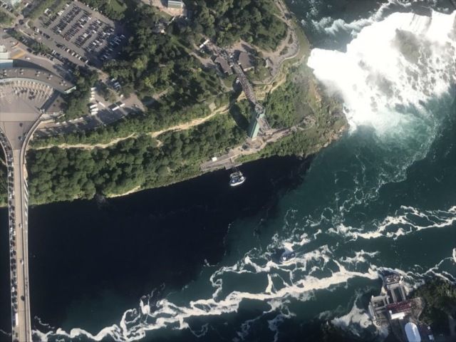 Вода Ніагарського водоспаду забарвилась в чорний колір