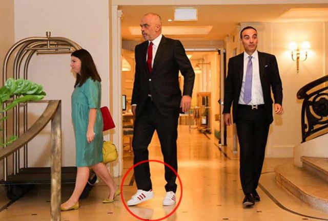 Прем'єр Албанії прийшов на саміт у незвичному взутті - фото 186173