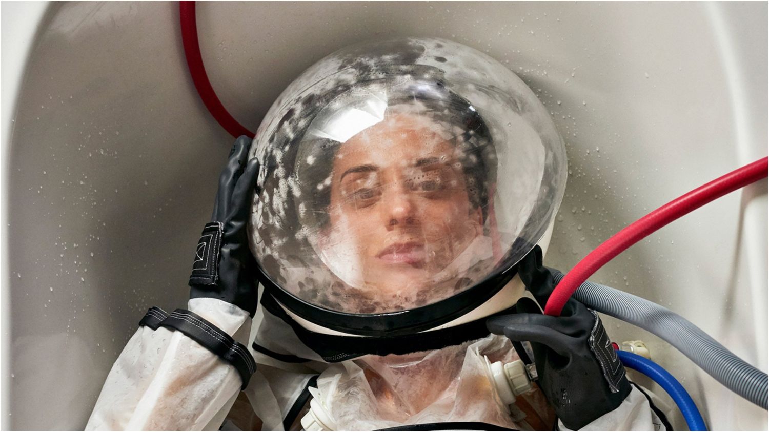 Винайдено костюм для приймання ванни в космосі