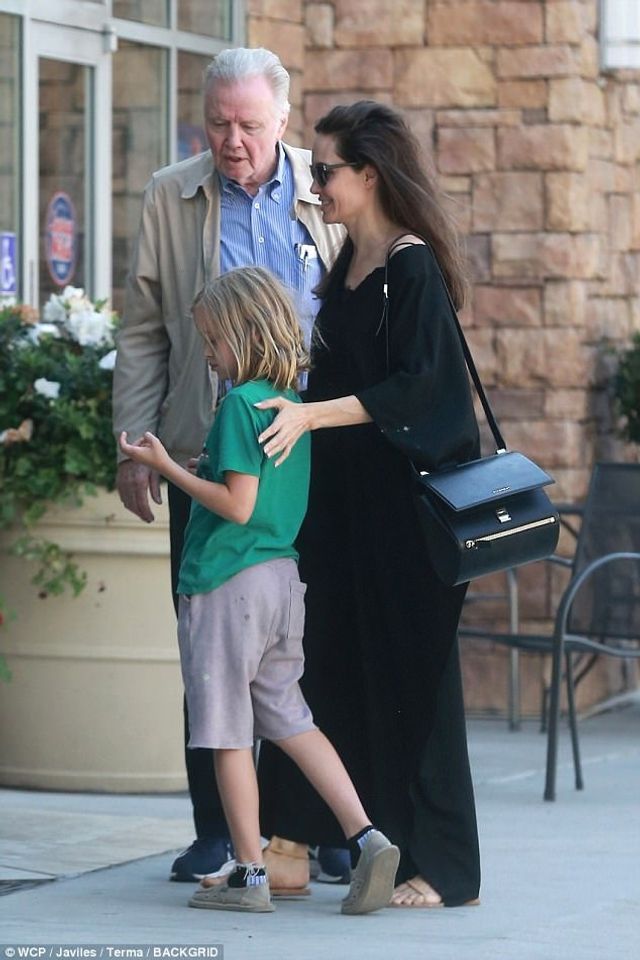 Попри ворожнечу: Джолі прогулялася з батьком та донькою - фото 188693