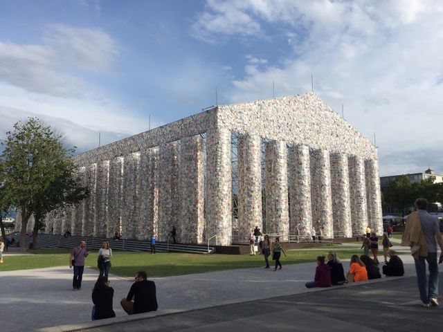 У Німеччині побудували Парфенон з сотні тисяч заборонених книг: вражаючі фото - фото 192551
