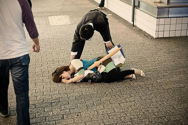 Втомлені мешканці Токіо засинають прямо на вулиці: фотофакт - фото 192019