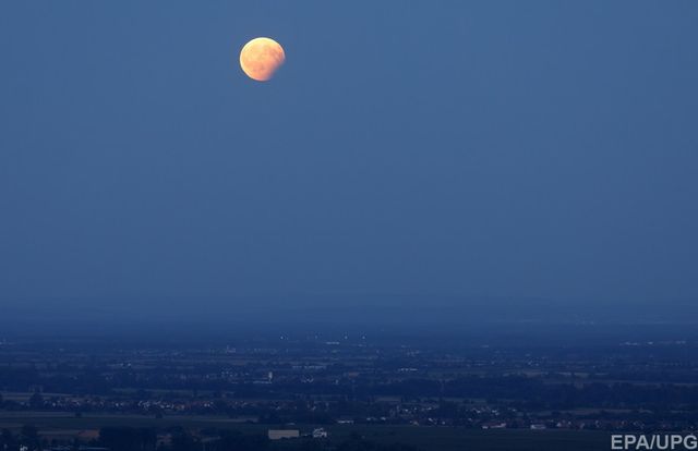 Як виглядає часткове місячне затемнення на Землі: дивовижні фото та відео - фото 186954