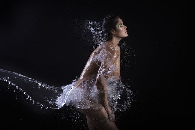 Фотограф "вдягнула" моделей у воду, вітер, вогонь та пісок: вражаючі фото (18+) - фото 187772