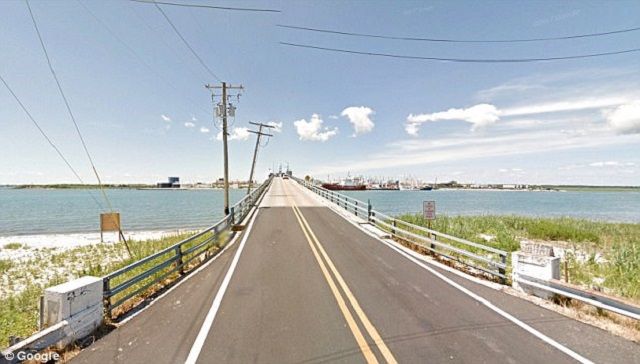 Автомобіль перестрибнув розведений міст - фото 1