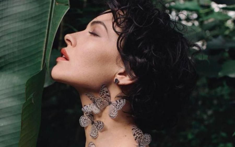 Тільки у фаті: Даша Астаф'єва показала відверті фото