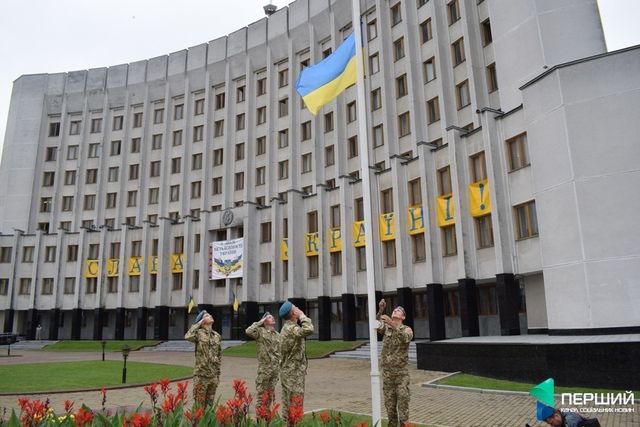 Як в Україні відзначили День прапора: фоторепортаж - фото 190907