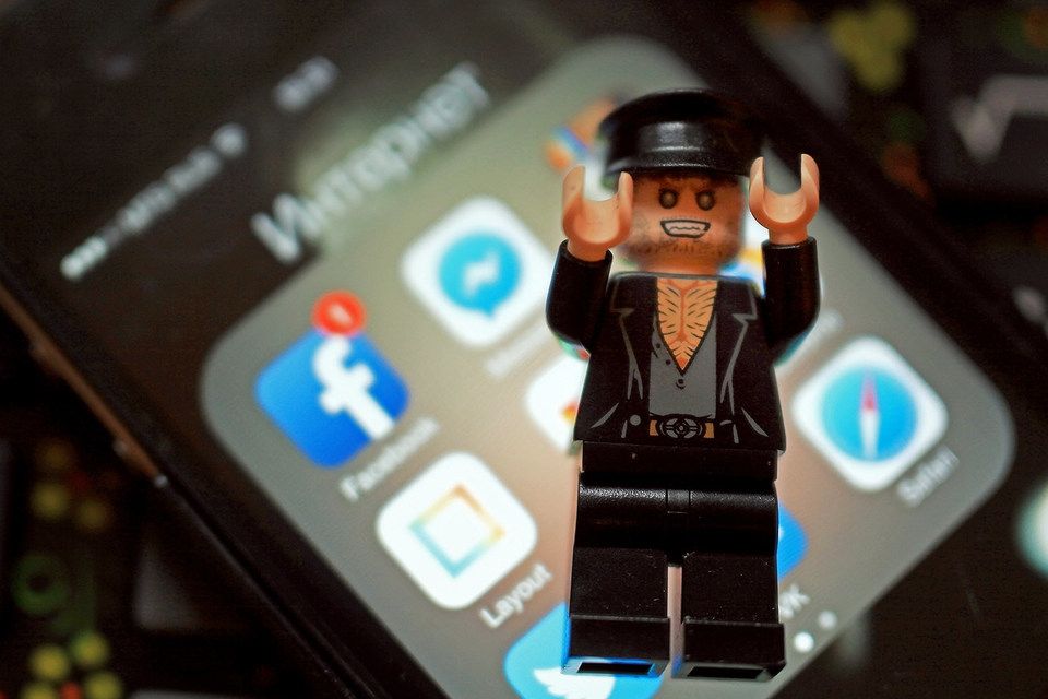 Штучний інтелект винайшов власну мову: чому Facebook відключив чат-ботів