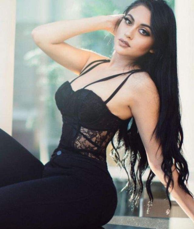 Ця дівчина стала зіркою Instagram завдяки своїм формам (фото 18+) - фото 190603