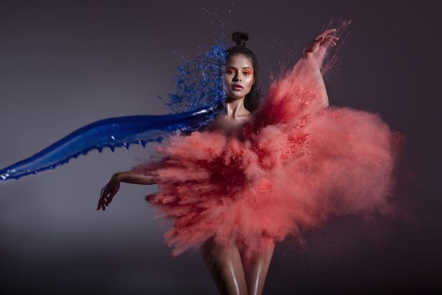 Фотограф "вдягнула" моделей у воду, вітер, вогонь та пісок: вражаючі фото (18+) - фото 187771