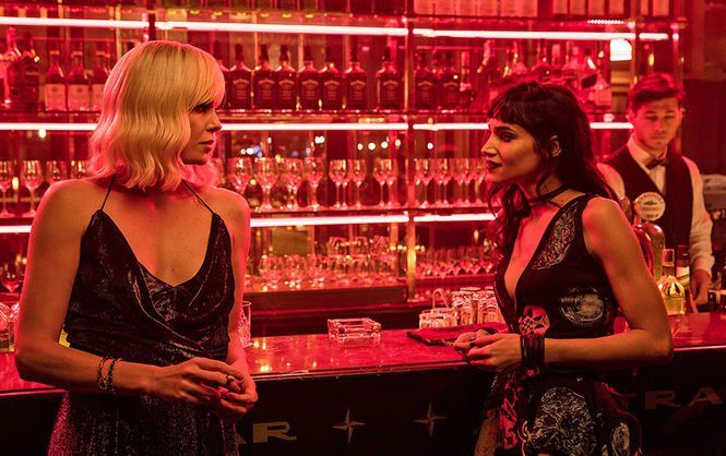 Розкрито деталі зйомки лесбійської сцени в "Атомна блондинка"