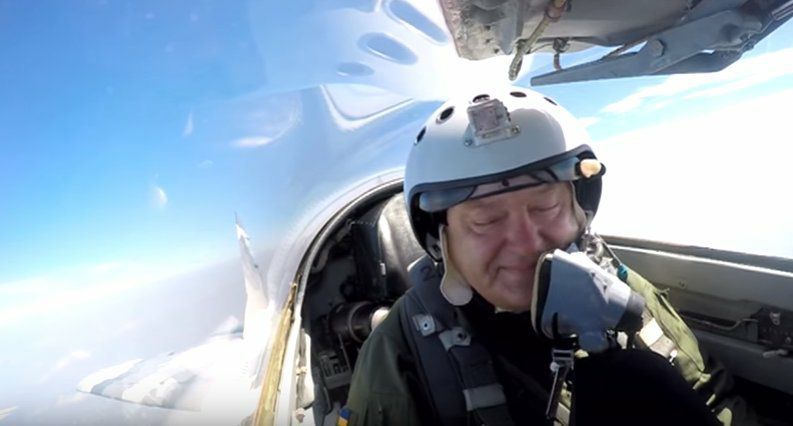 Політ Порошенка на винищувачі перетворили на інтернет-мем: курйозні фото