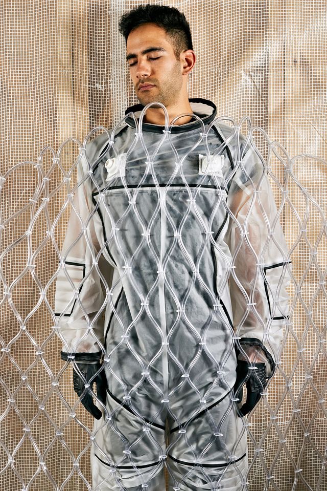 Винайдено костюм для приймання ванни в космосі - фото 186642