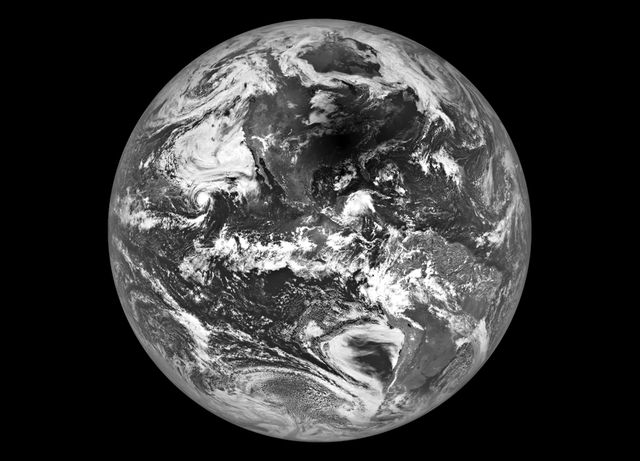 З'явилася фотографія сонячного затемнення, зроблена з орбіти Місяця: фотофакт - фото 192449