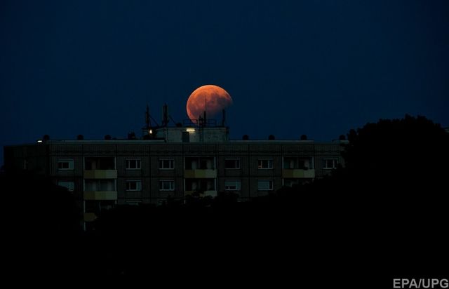 Як виглядає часткове місячне затемнення на Землі: дивовижні фото та відео - фото 186951