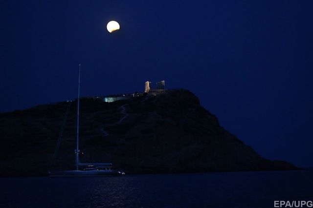 Як виглядає часткове місячне затемнення на Землі: дивовижні фото та відео - фото 186943