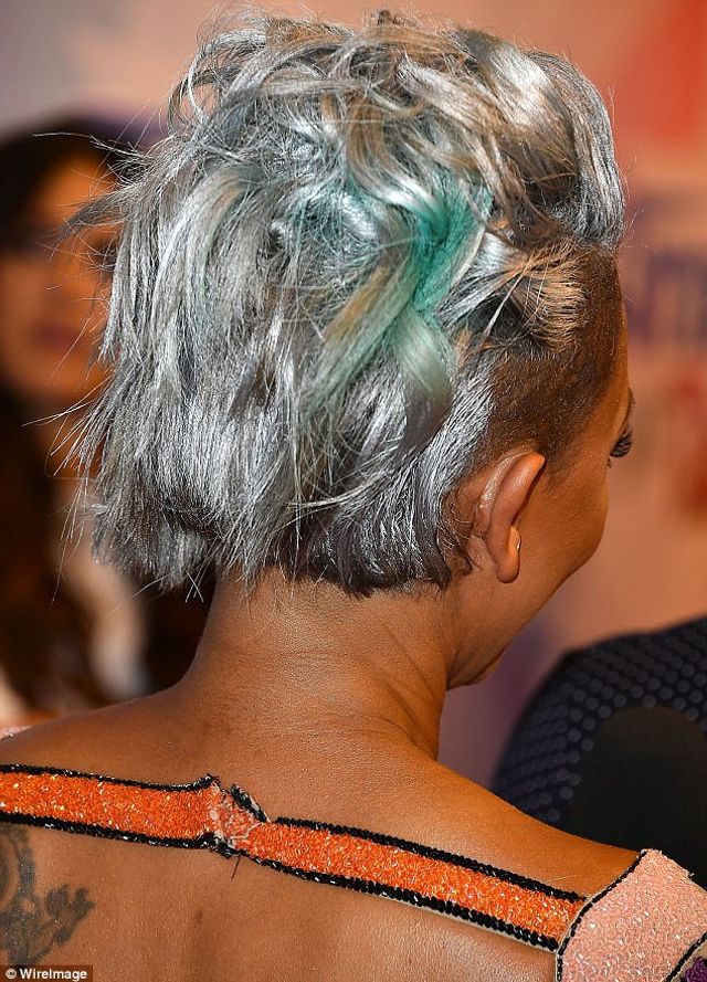 Екс-солістка Spice Girls порвала сукню, коли відстоювала свою честь - фото 191212