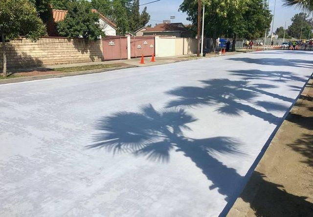 Вулиці Лос-Анджелеса пофарбували в білий колір: фотофакт - фото 192215