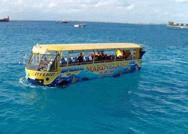 Автобус, який повноцінно тримається на воді - фото 188749