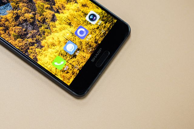 Sharp Aquos S2 офіційно представлено: що відомо про новий безрамковий смартфон - фото 187136