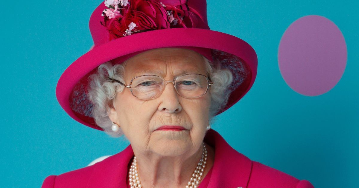 Королева Єлизавета розкрила таємницю свого яскравого вбрання