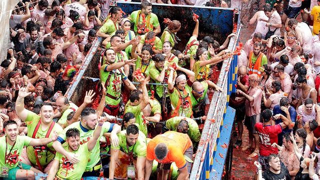 Як пройшов традиційний "помідорний" бій в Іспанії: шокуючі фото - фото 192603