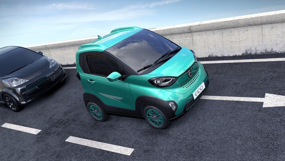 У Китаї випустили електромобіль в стилі Smart