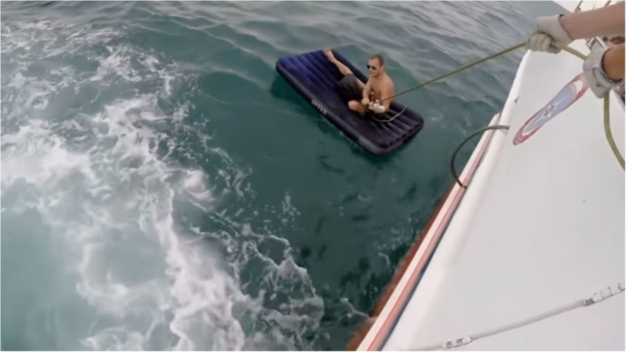 Українця три доби носило по морю на матраці