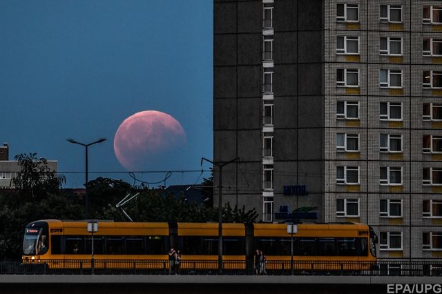 Як виглядає часткове місячне затемнення на Землі: дивовижні фото та відео - фото 186944