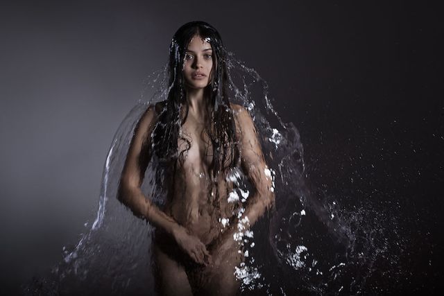 Фотограф "вдягнула" моделей у воду, вітер, вогонь та пісок: вражаючі фото (18+) - фото 187769