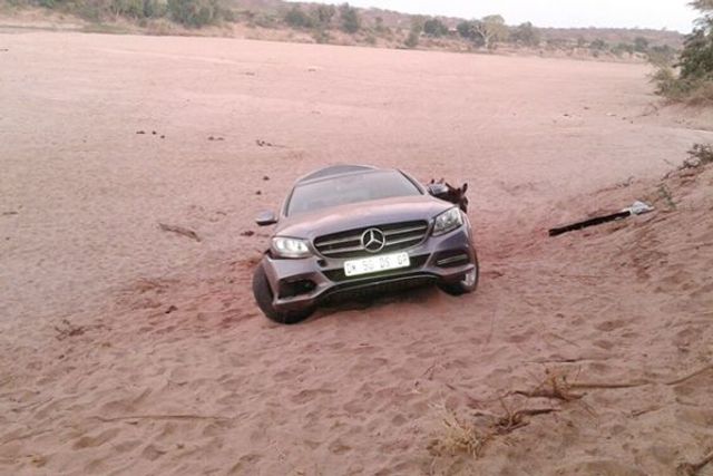 В Африці контрабандисти намагалися вивести вкрадений Mercedes-Benz за допомогою ослів - фото 186149