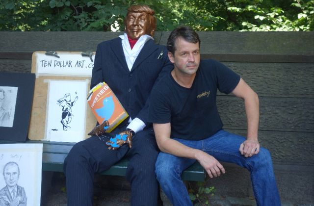 Трамп годує твітами голубів. У Нью-Йорку з’явилась кумедна статуя: фотофакт - фото 189463