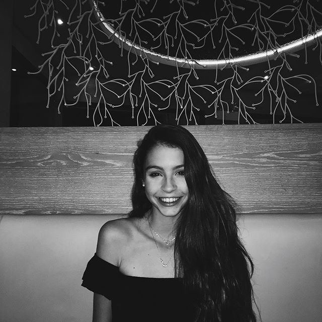 Кетрін Зета-Джонс показала рідкісні фото 13-річної доньки - фото 187873