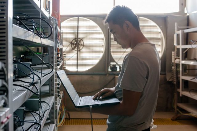 Як виглядає одна з найбільших в світі біткойн-ферм - фото 190586