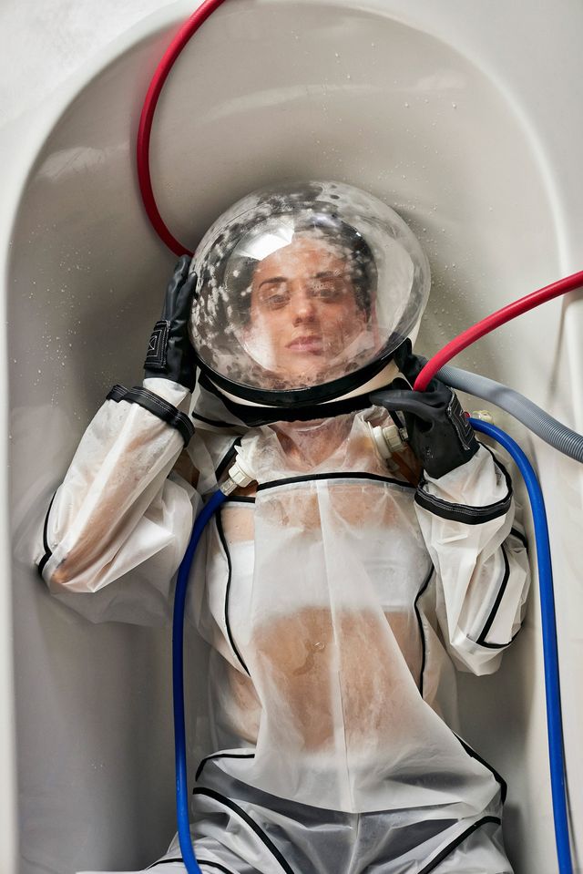 Винайдено костюм для приймання ванни в космосі - фото 186645