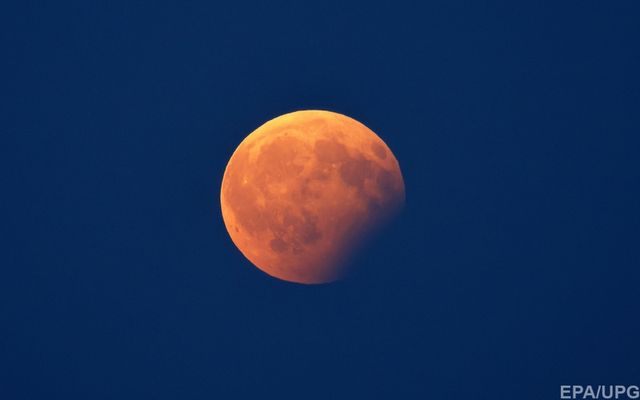 Як виглядає часткове місячне затемнення на Землі: дивовижні фото та відео - фото 186952