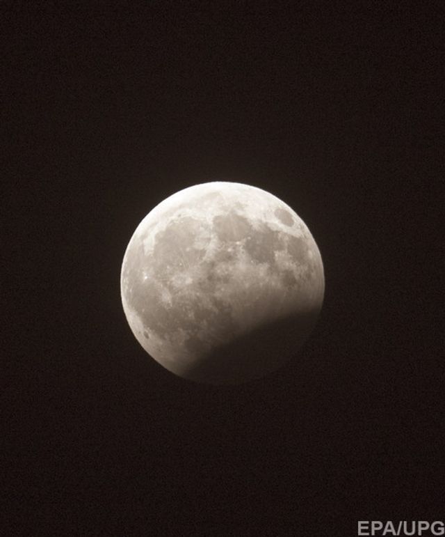 Як виглядає часткове місячне затемнення на Землі: дивовижні фото та відео - фото 186947