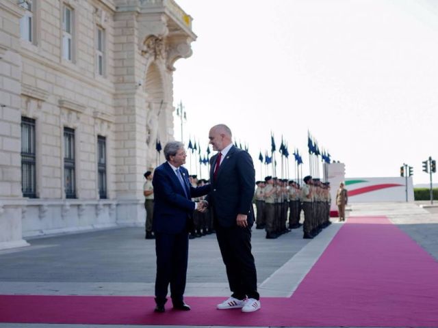 Прем'єр Албанії прийшов на саміт у незвичному взутті - фото 186172