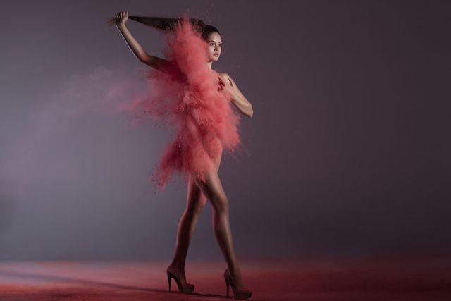 Фотограф "вдягнула" моделей у воду, вітер, вогонь та пісок: вражаючі фото (18+) - фото 187765