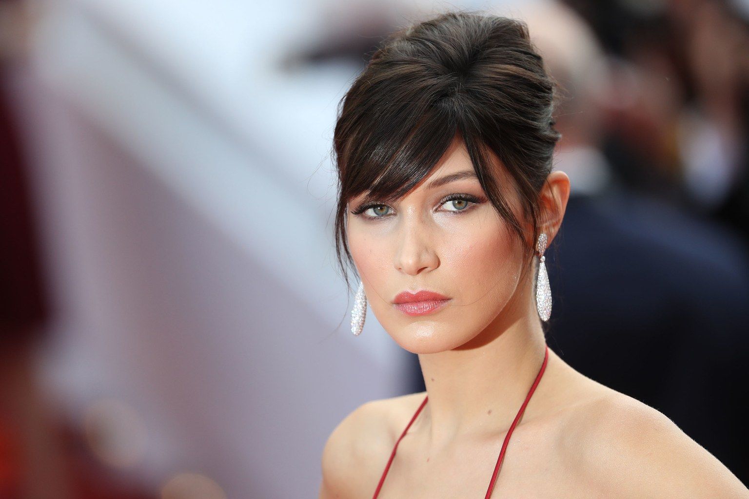 Белла Хадід вийшла на вулицю в відвертому вбранні - фото 1