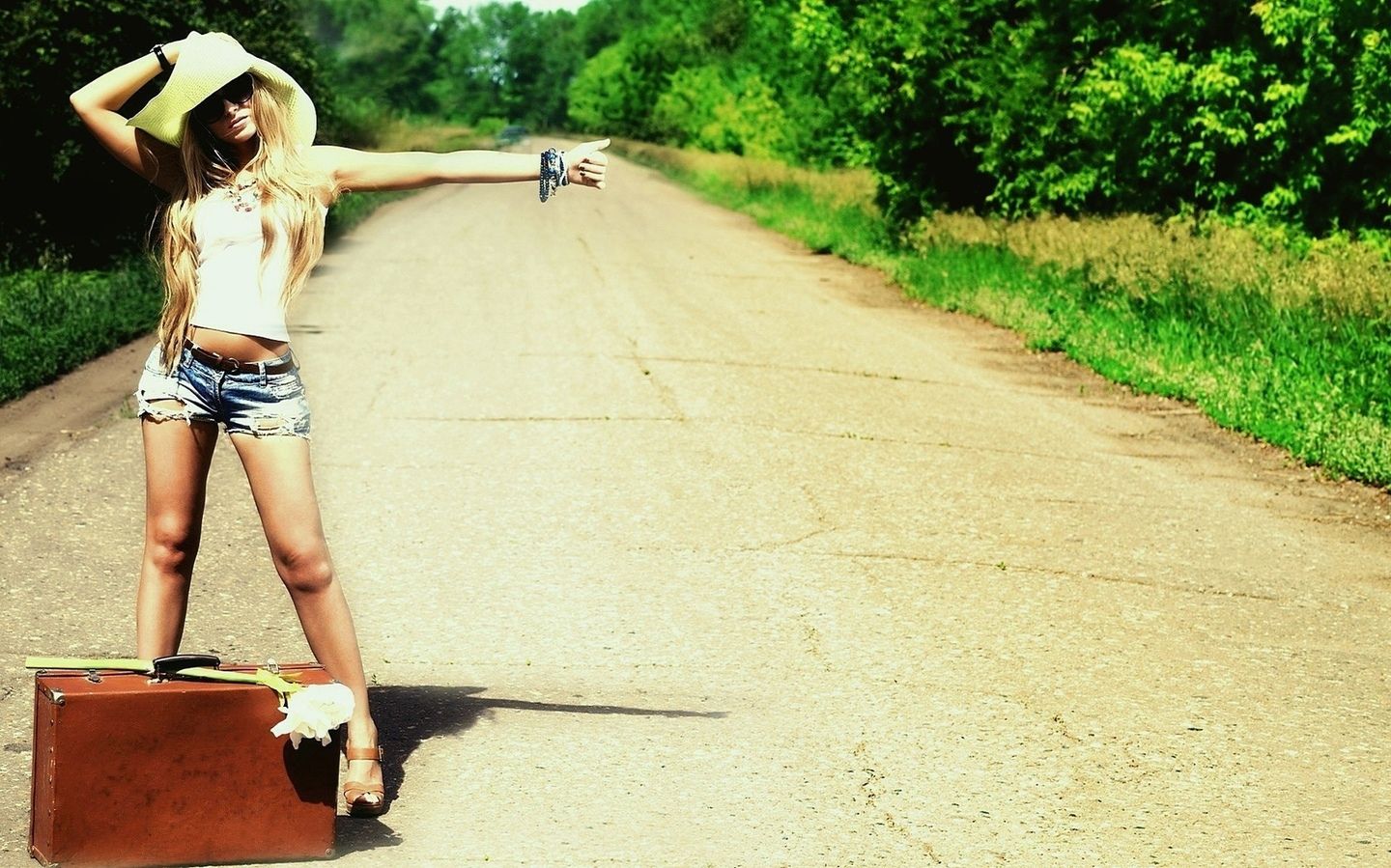 Києвом прогулялась абсолютно гола дівчина: відеофакт (18+)