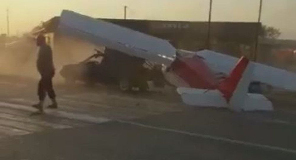 Літак врізався в атомобіль на трасі: відеофакт